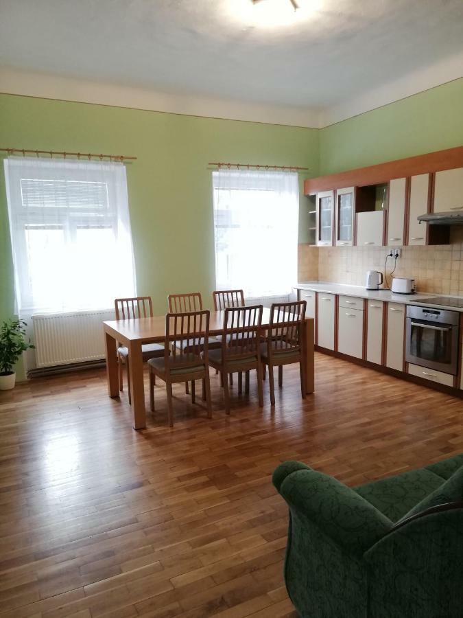Apartmany Pod Divadlem Znojmo Luaran gambar